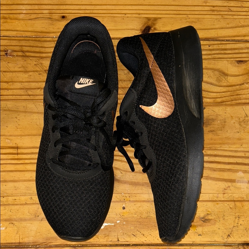 Nike Women's Tanjun Black and Rose Gold Sneakers - Picture 2 of 4